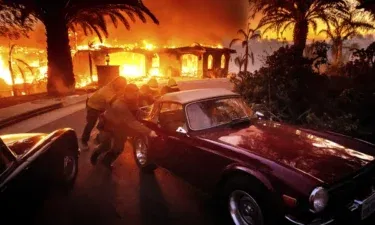 El incendio Mountain Fire ha destruido decenas de viviendas rápidamente en el condado de Ventura