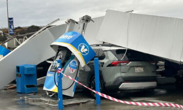 La marquesina de una gasolinera en Marina se derrumba y aplasta a dos vehículos en los surtidores